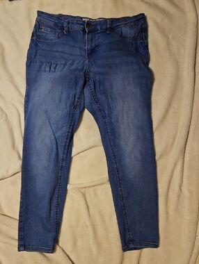 Women's Skinny Stretch Jeans in Medium Blue